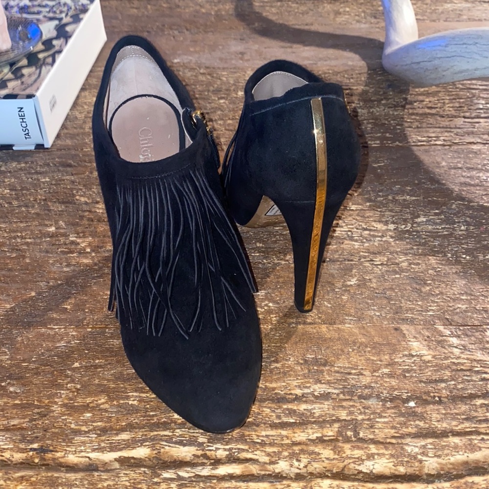 Adorable Chloe Fringe booties!